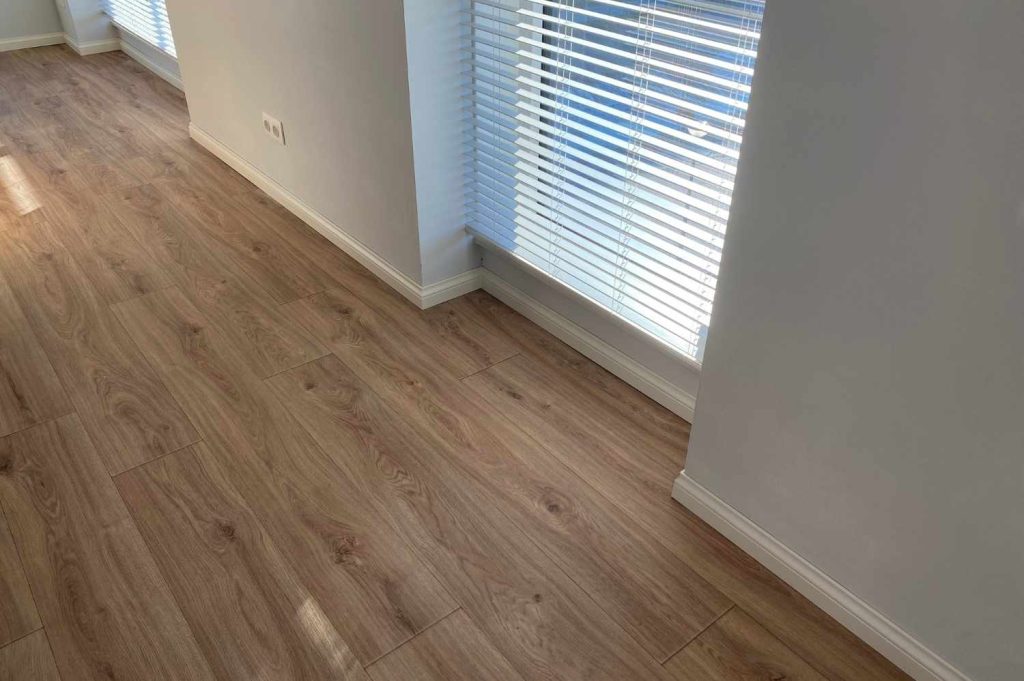 Waarom laminaat acclimatiseren belangrijk is voor een strakke en duurzame vloer